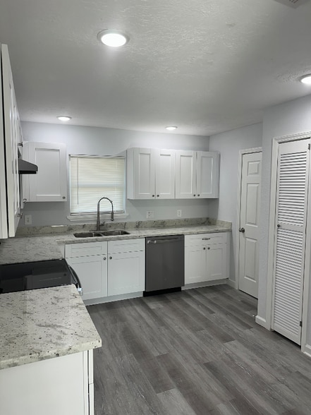 Building Photo - 215 Birch St