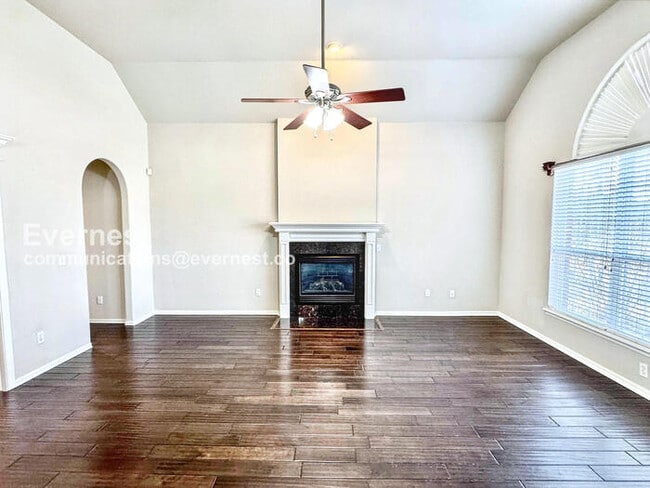 Building Photo - Charming 3-Bed, 2-Bath Home with Fenced Backyard & 2-Car Garage