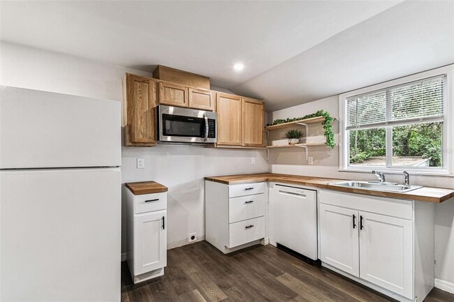 Building Photo - 1006 E 26th Ave