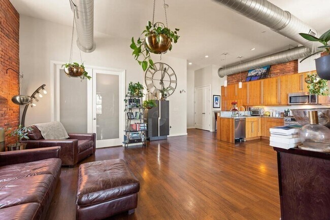 Building Photo - 125 B St