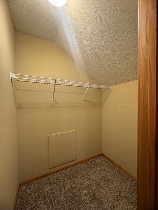 Building Photo - Southeast/Oak Grove Area!