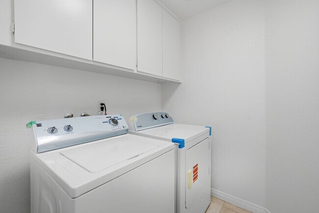 Building Photo - SPACIOUS 4 BEDROOM, 3 BATH HOME WITH 3-CAR GARAGE!