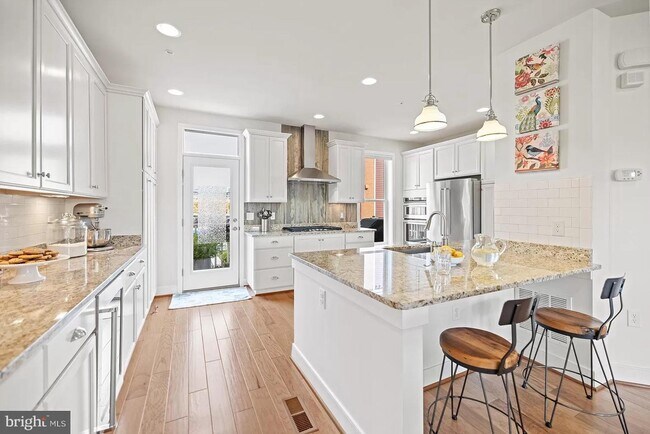 Building Photo - 710 Bluemont Ave