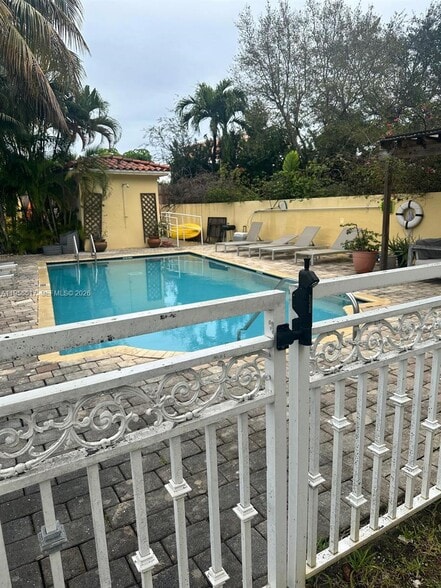 Building Photo - 4812 Pine Tree Dr