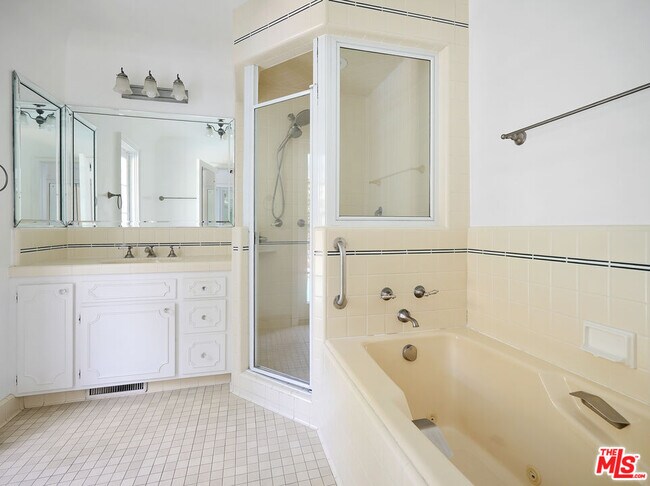 Building Photo - 13161 Addison St