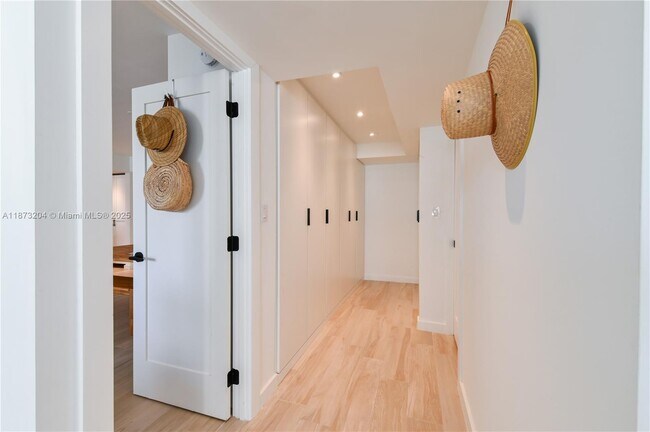 Building Photo - 1420 Brickell Bay Dr