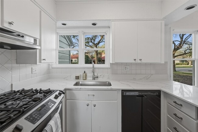 Building Photo - 6417 Darwood Ave