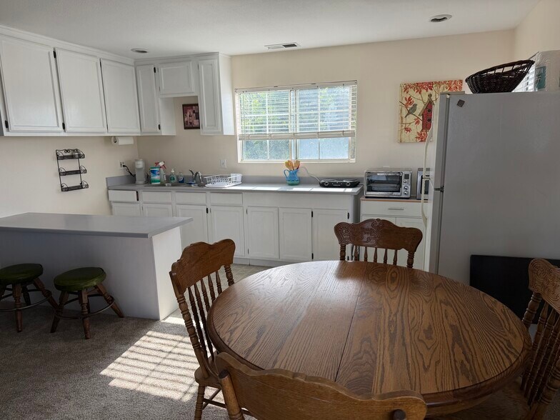 Dining area looking into kithchenette - 14902 Eastwood Ave