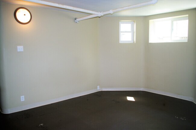 Building Photo - 474 Herschel St