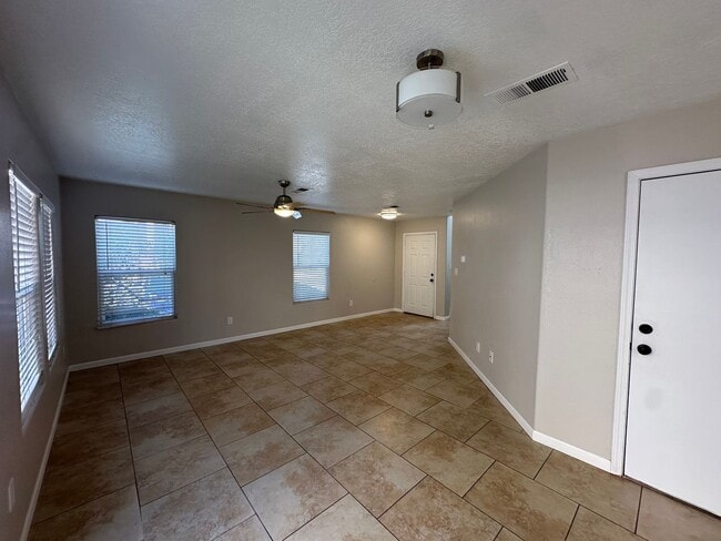 Building Photo - 3 bedroom 2.5 Bath Home in gated NE heights