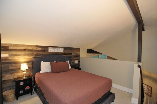 Building Photo - 3 bedroom condo in Wildernest available June 1st!