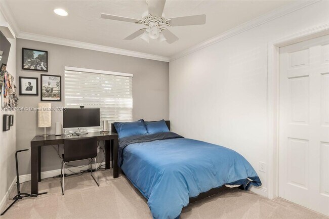 Building Photo - 9240 SW 69th Ct