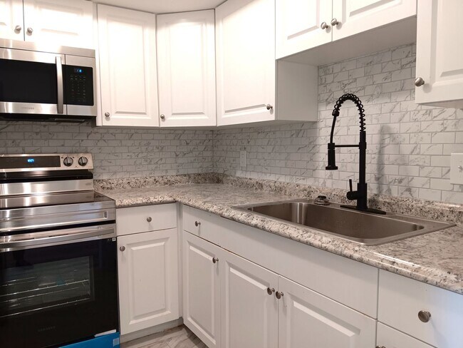 Building Photo - Spacious one-bedroom near Pinellas Trail and Azalea Rec area