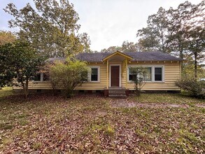 Building Photo - 3 Bedrooms- 2 Bathroom- House in Coosa!