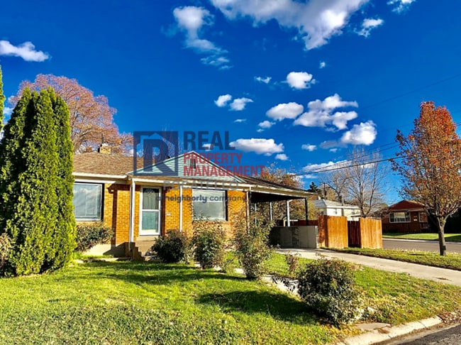 Building Photo - 3 bedroom 2 bath home - Dogs negotiable
