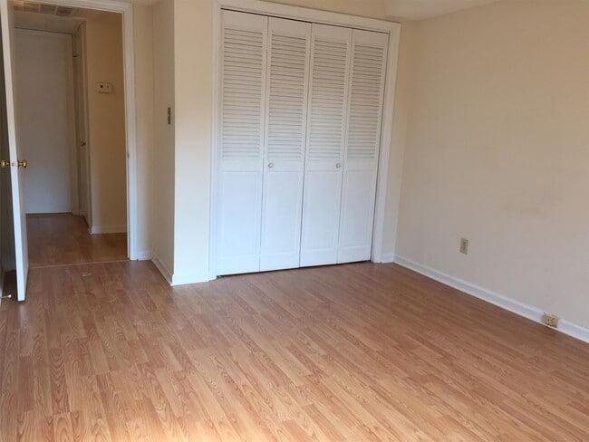 Building Photo - 4735 Hedgemore Dr