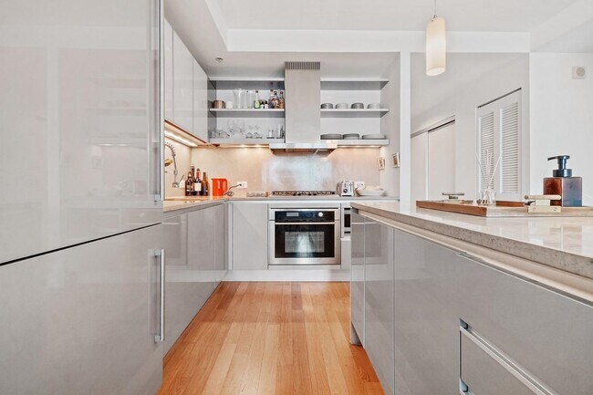 Building Photo - 77 Hudson St