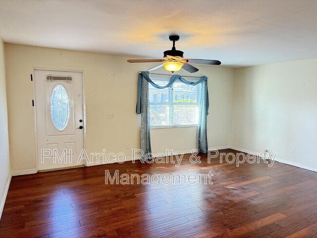 Building Photo - 2202 Clubhouse Dr