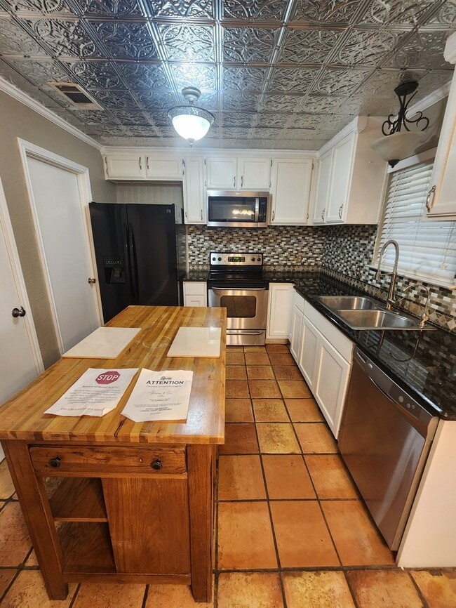 Building Photo - 3 bed 2 bath 2 car garage, move in ready!