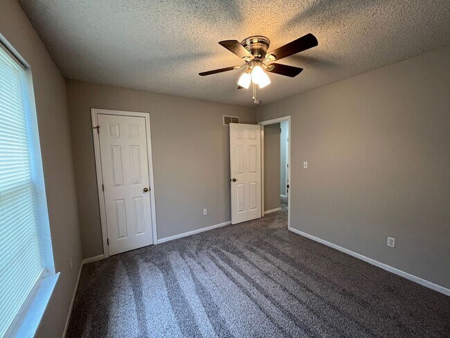 Building Photo - 2-Bedroom, 1.5 Bathroom Duplex with 1 Car ...
