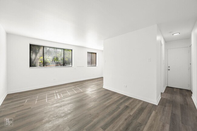 Building Photo - 8342 S Ellis Ave