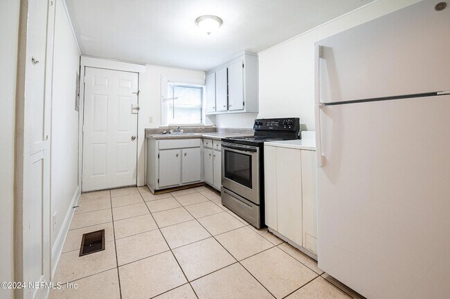 Building Photo - 4333 Longfellow St