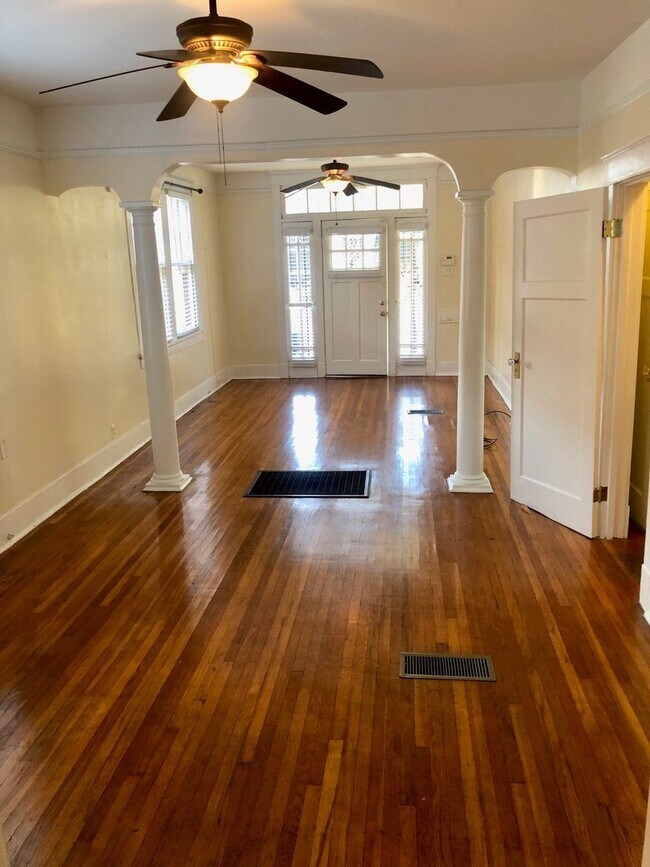 Building Photo - Spacious 2BD with Sun Room and Large Backyard