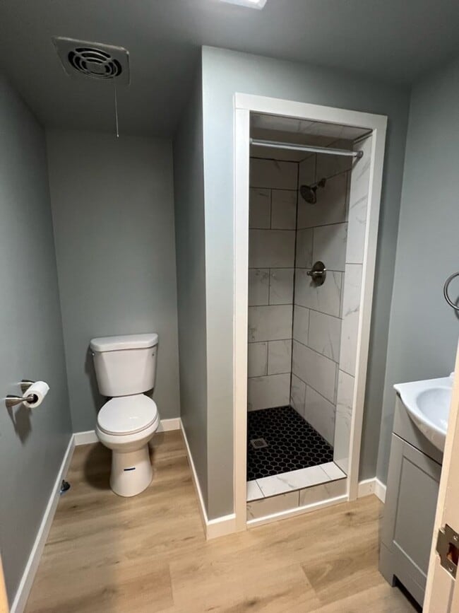 Building Photo - 909 N Western Ave