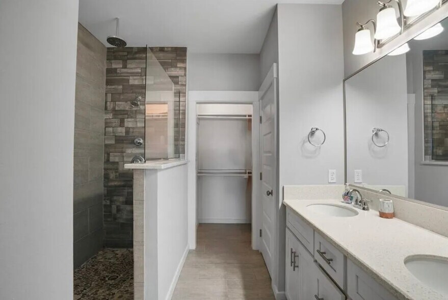 Building Photo - 14890 Granada Dr