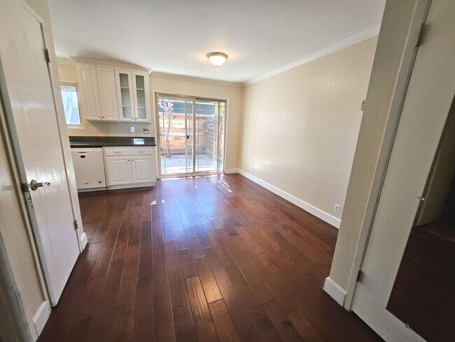 Building Photo - Lovely updated 3 bedroom, 2 bath condo