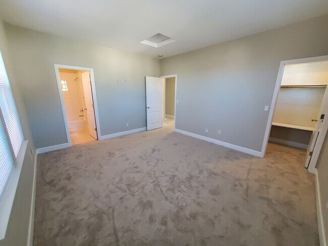 Building Photo - STUNNING SPACIOUS 5 BEDROOM HOME IN CONCOR...