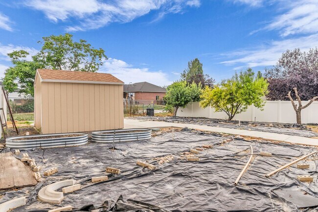 Building Photo - Spacious 7 Bed Kaysville Home with Two Kitchens