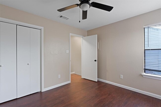 Building Photo - 6915 Woodhue Dr