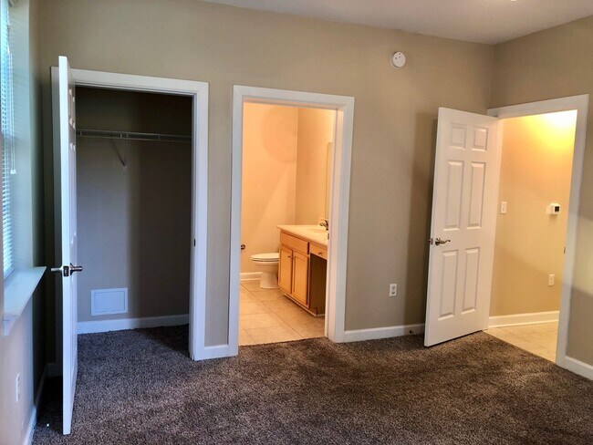 Building Photo - Beautiful One Bedroom Apartment in Fort Walton Beach!