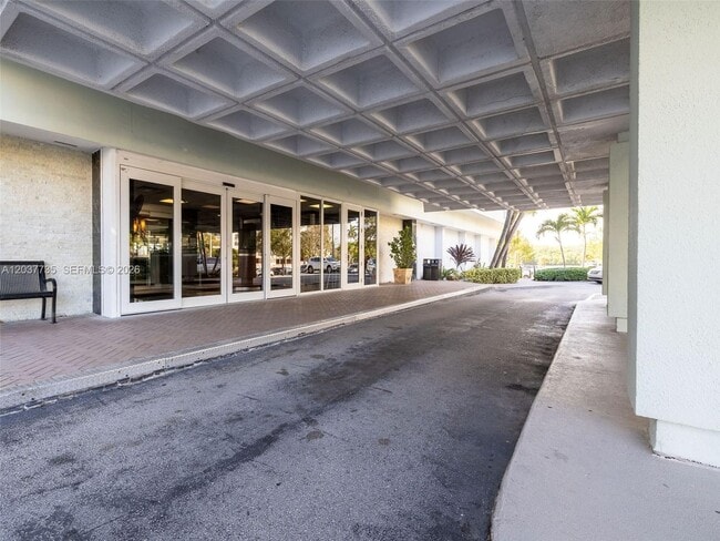 Building Photo - 500 Bayview Dr