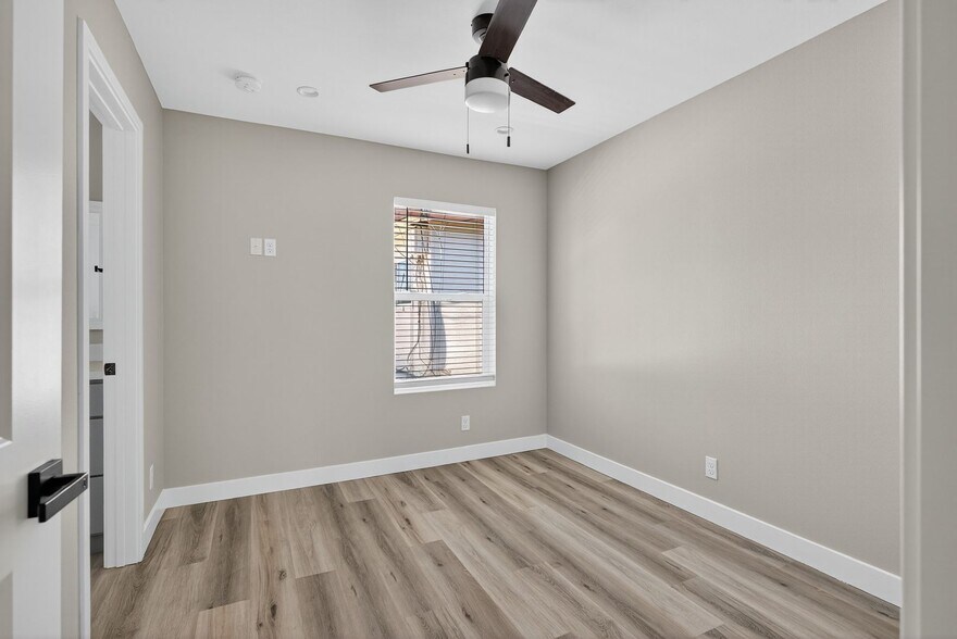 Building Photo - 113 S Lillie Ave