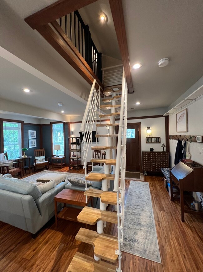 Building Photo - 1003 Court St