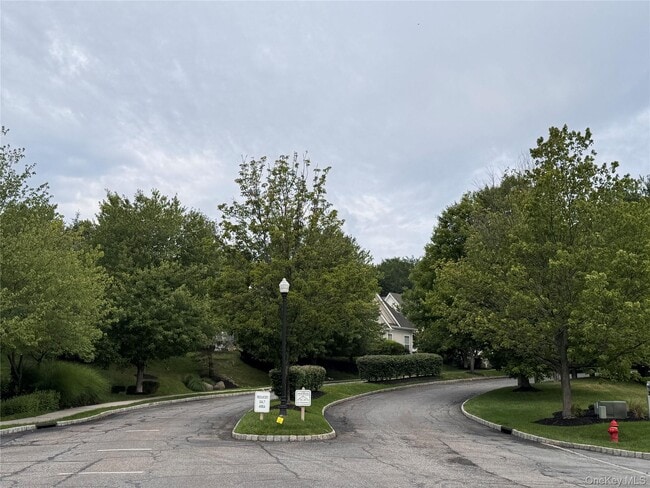 Building Photo - 54 Fairways Dr