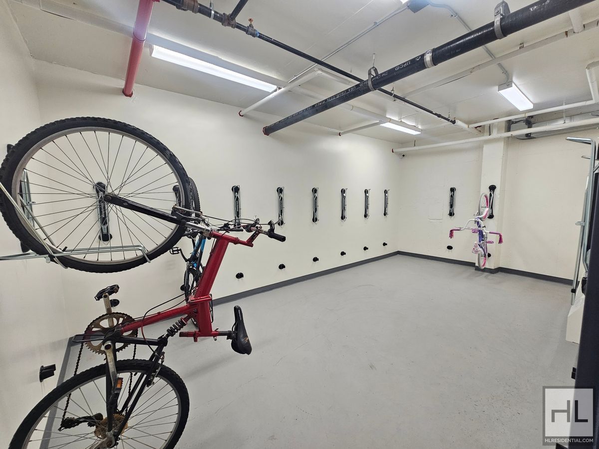 Building Photo - Spacious 2BR with Great Light – Modern Building