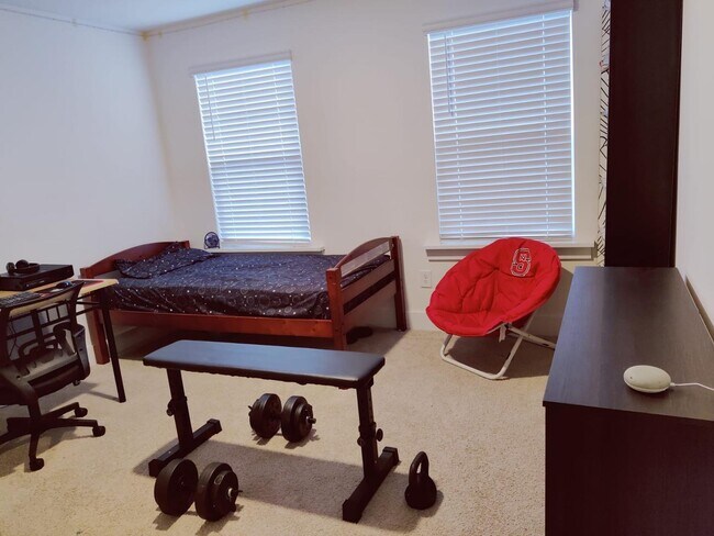 Building Photo - 4 Bedroom Townhome for Rent Apex