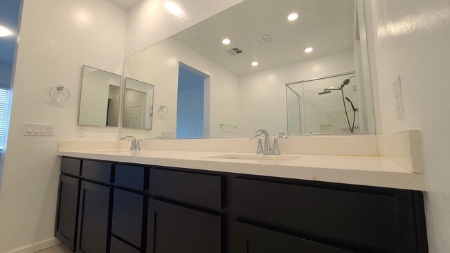 Building Photo - 3 Bedroom 2.5 Bath Townhouse