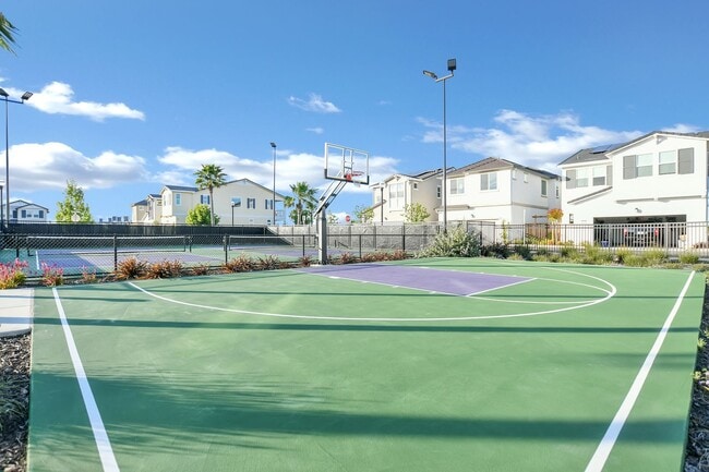 Building Photo - Waterfront Beauty