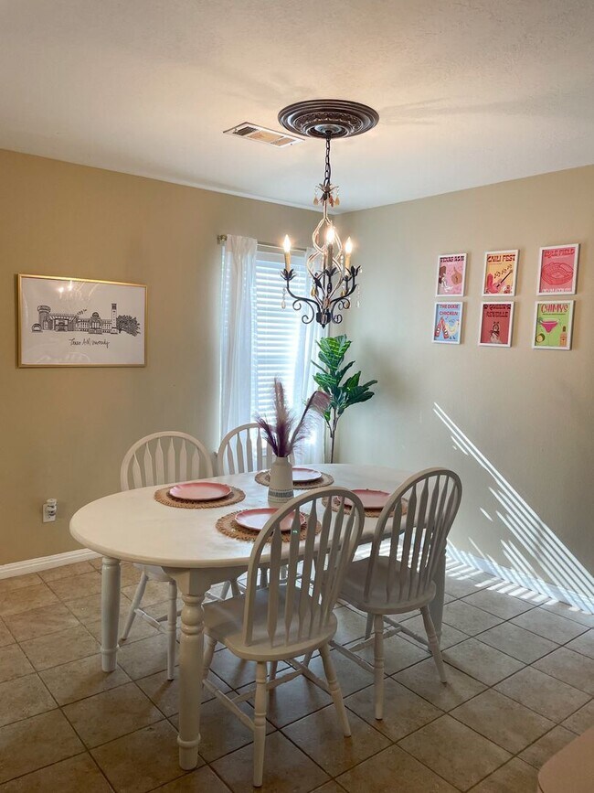 Building Photo - Beautiful 4 Bed, 4.5 Bath Minutes from Cam...