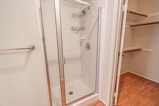 Building Photo - Bridgeport 3 Bedroom Townhome in Valencia!