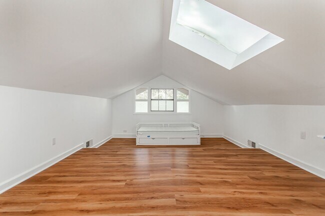 Building Photo - Beautiful Craftsman Style in Junius Heights!