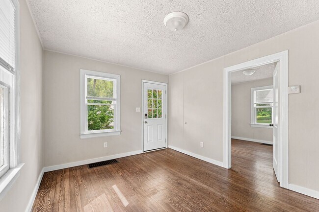 Building Photo - 512 E Cozy St