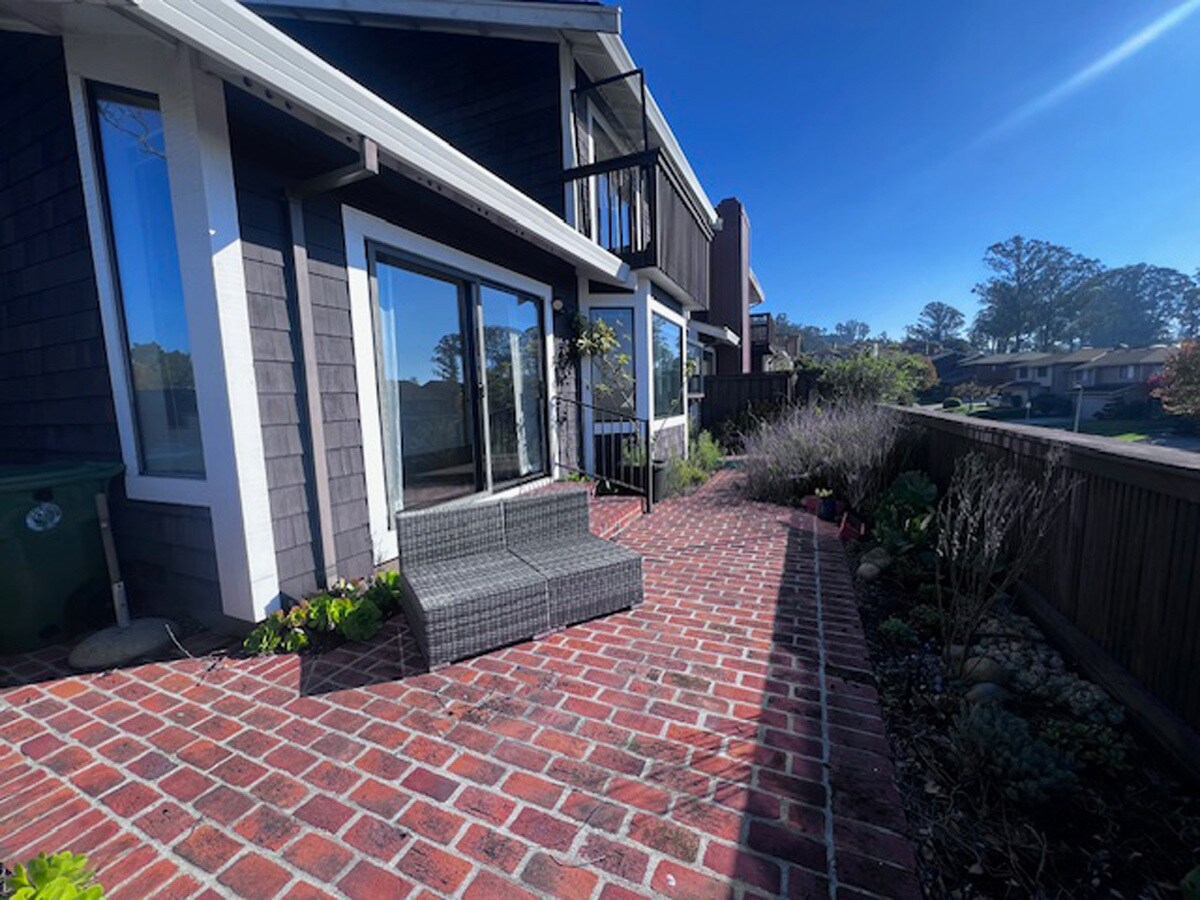 Building Photo - 2221 Pinehurst Way