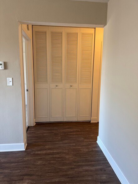 Building Photo - 2260 N Summit Ave