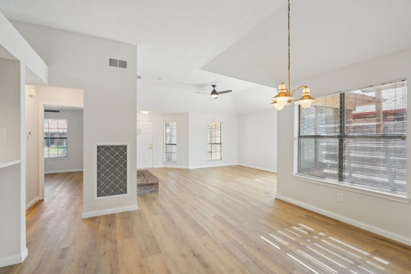 Building Photo - 558 Lee Dr