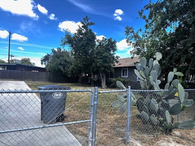 Building Photo - Newly Remodeled 4-Bedroom Home in Del Rey, CA